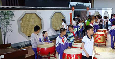 六一兒童節(jié)做的背景墻道具